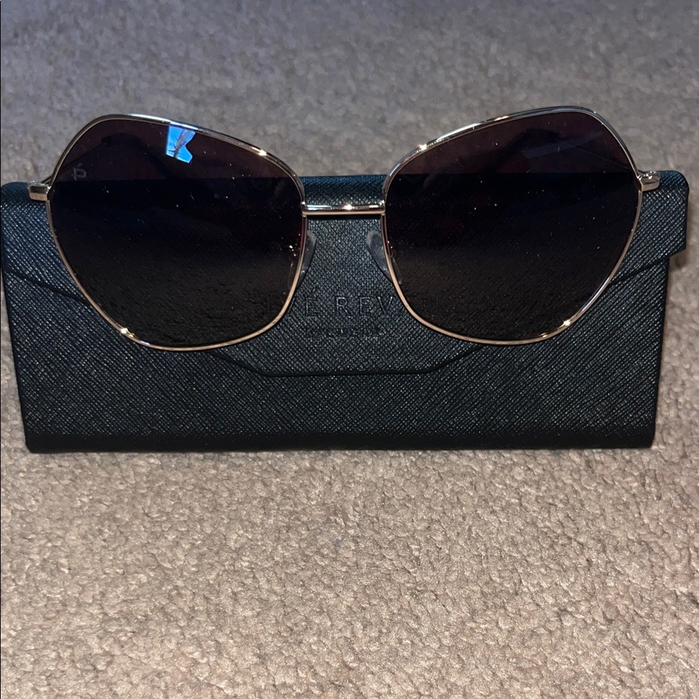 Elegant Gold Sunglasses with Dark Lenses